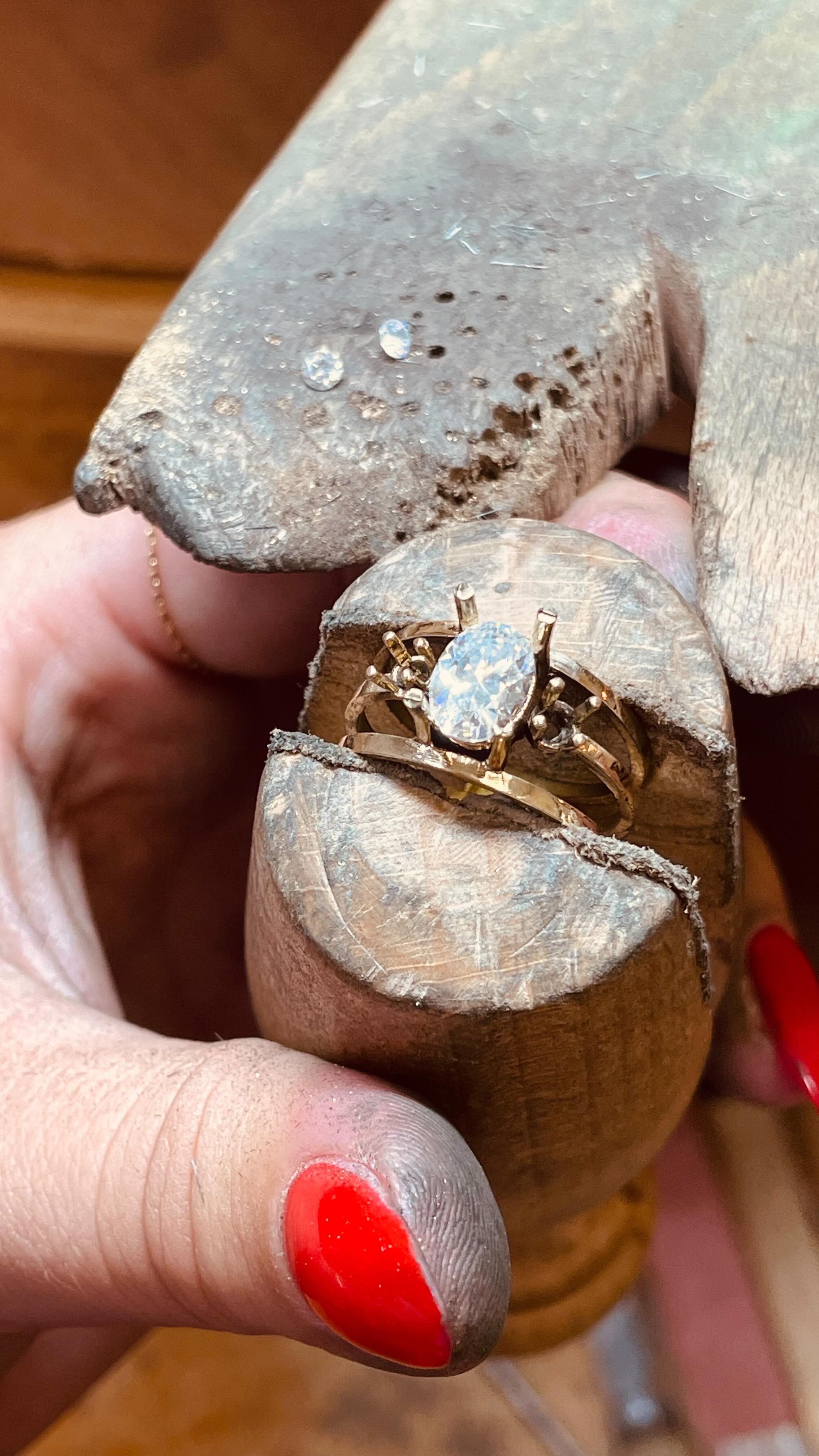 Bague en cours de fabrication, fixée à l'étau