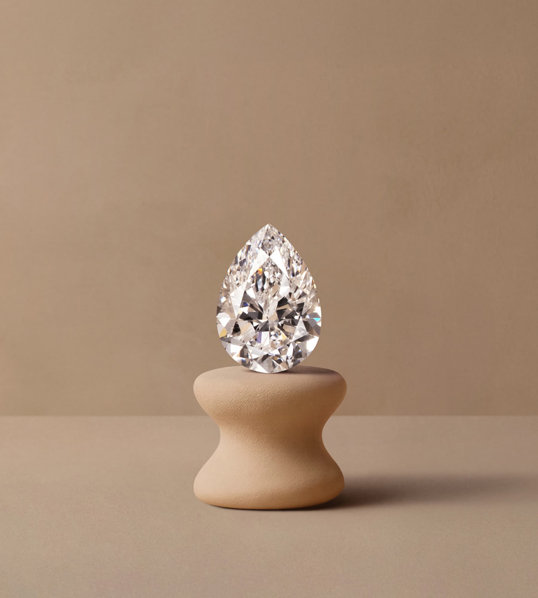 Diamant taille poire certifié GIA/HRD présenté sur socle — atelier Précieuse, Bordeaux