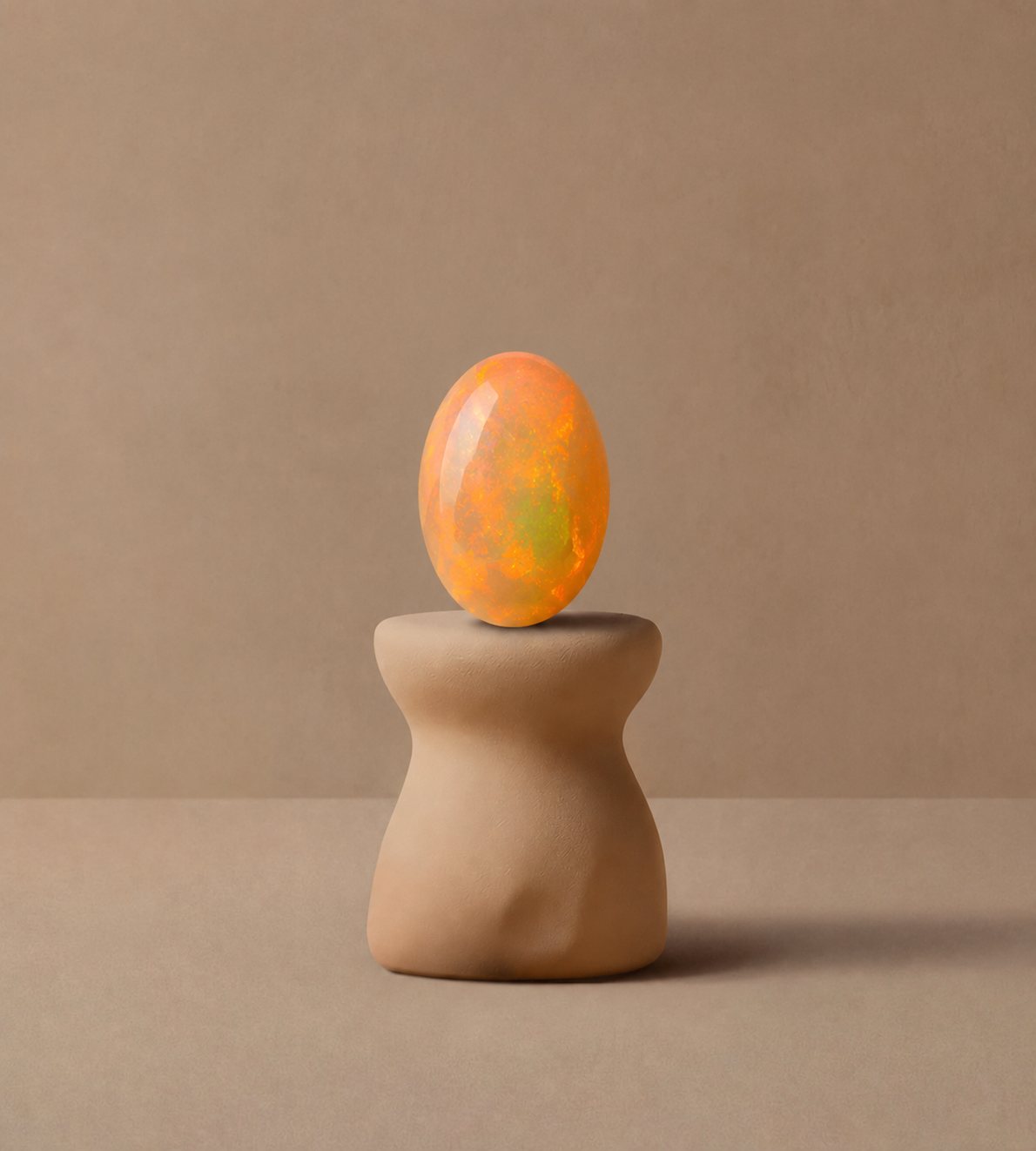 Opale cabochon ovale aux feux orangés et verts présentée sur socle — atelier Précieuse, Bordeaux