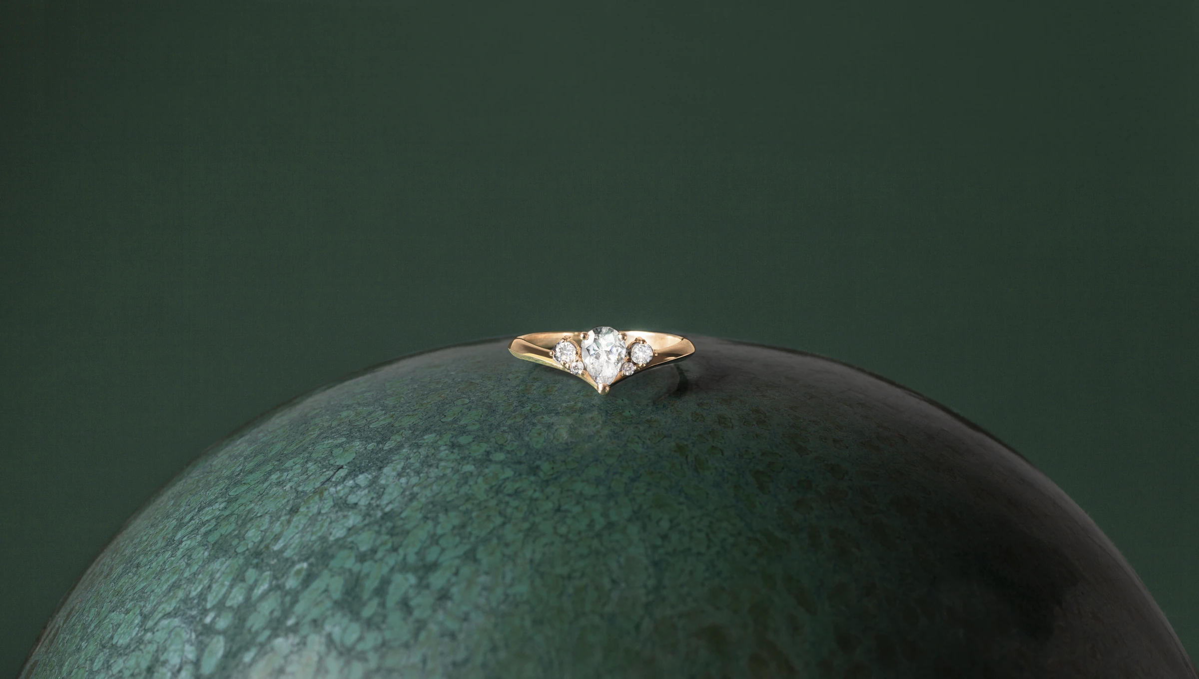Bague Thelma en or 18 carats, pierre centrale généreuse à la monture sculpturale — atelier Précieuse, Bordeaux
