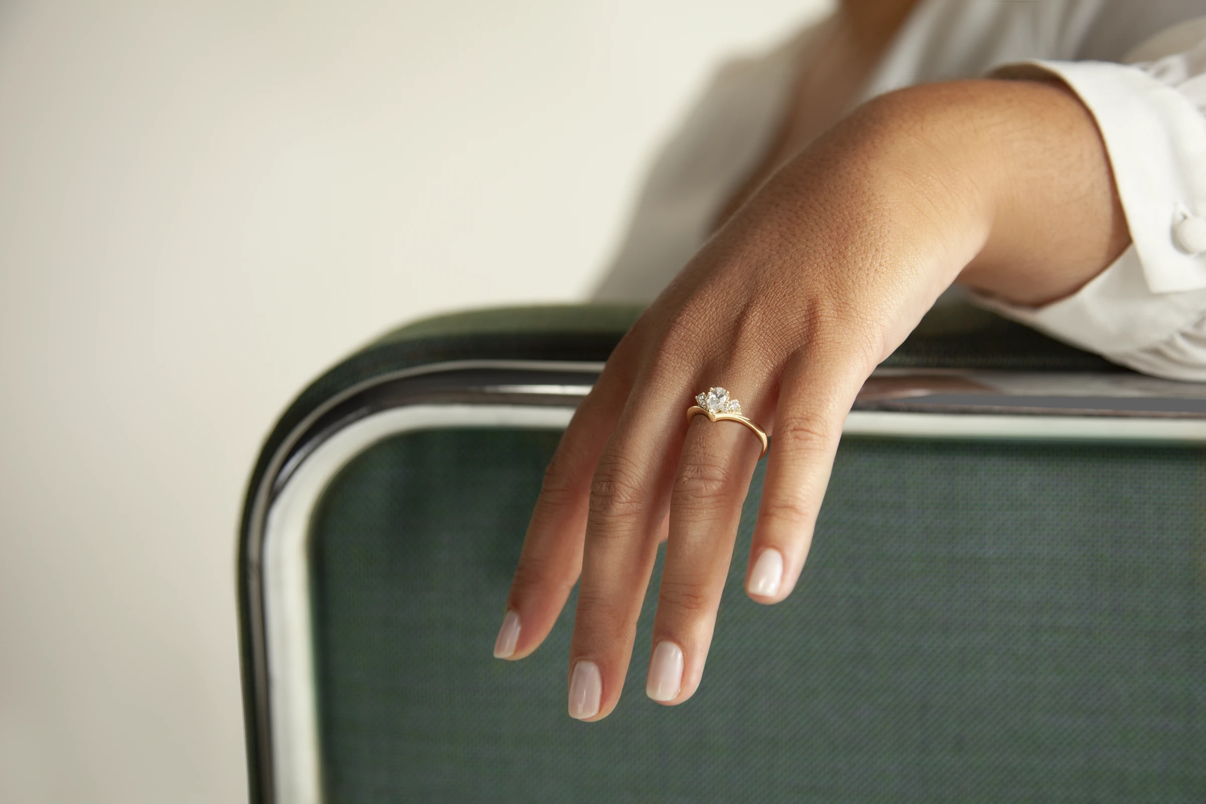 Bague en or 18 carats et diamants portée à la main — atelier Précieuse, Bordeaux