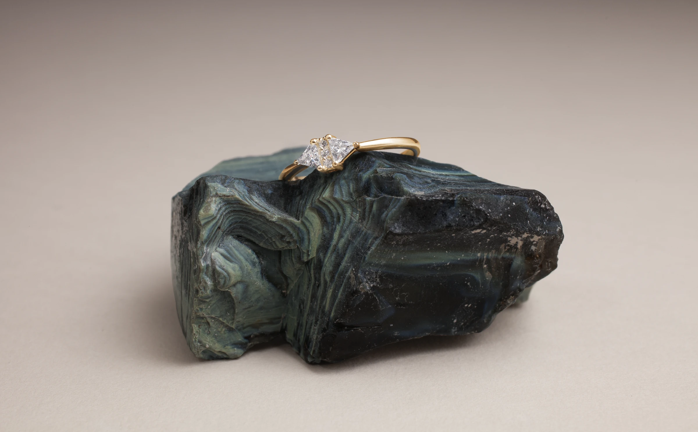 Bague Aurore en or 18 carats, solitaire posé sur pierre — atelier Précieuse, Bordeaux
