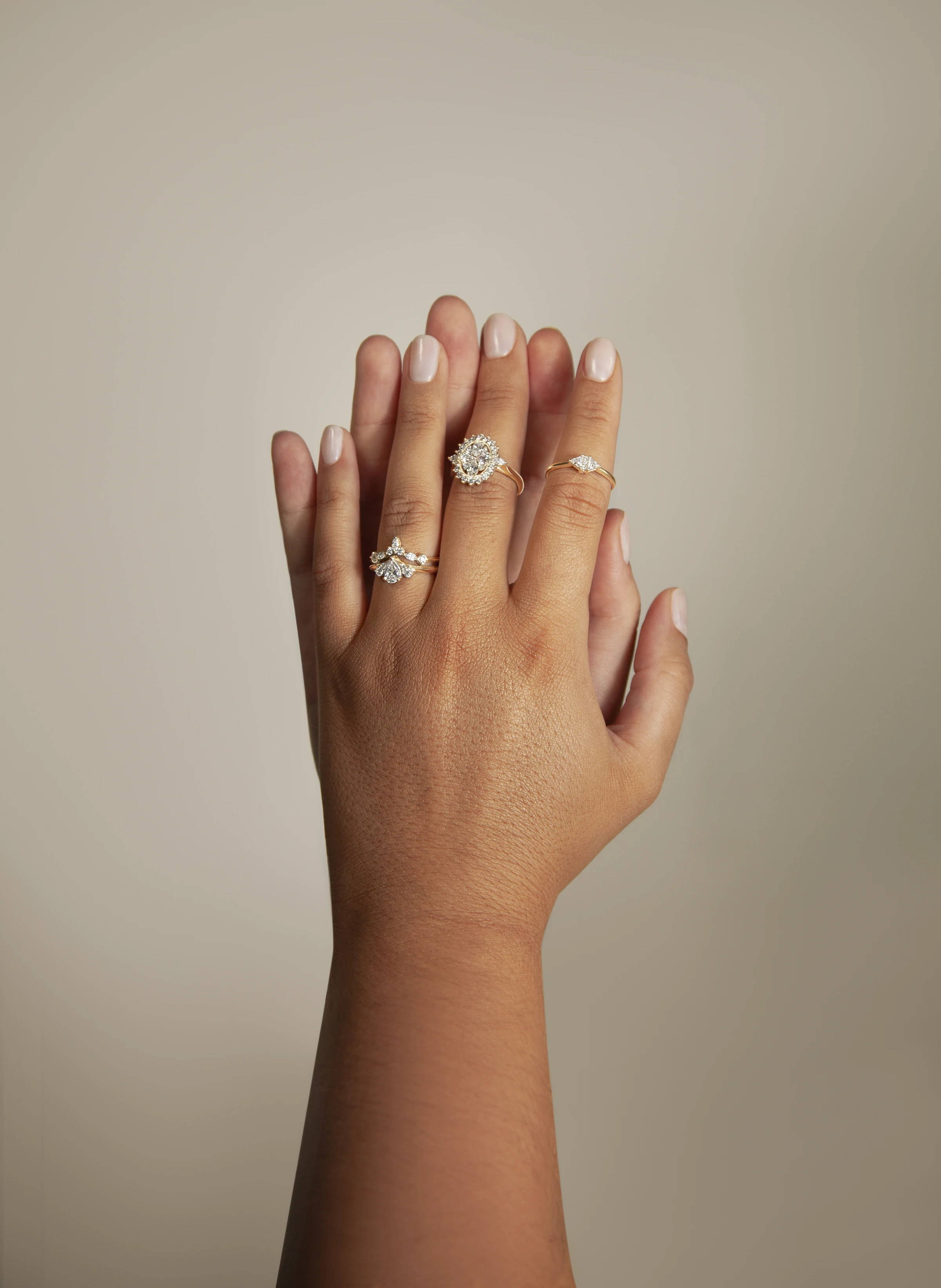 Deux mains présentant une bague en or 18 carats — geste de l'atelier Précieuse, Bordeaux