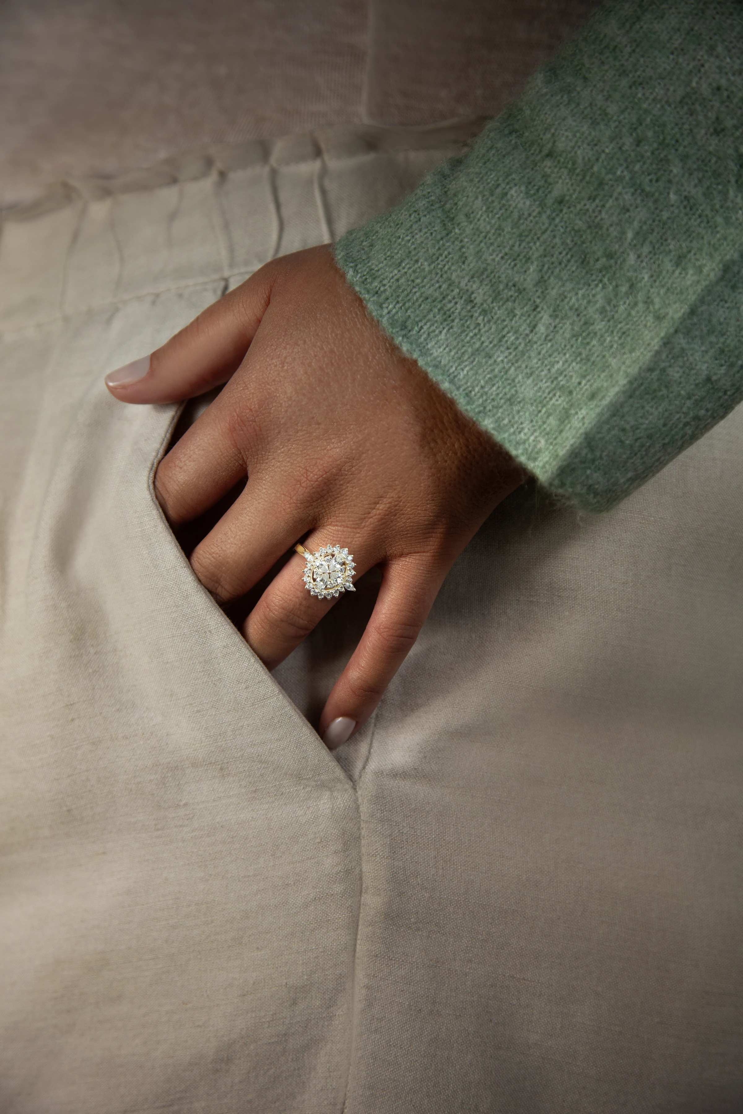 Bague en or 18 carats présentée à la main — atelier Précieuse, Bordeaux